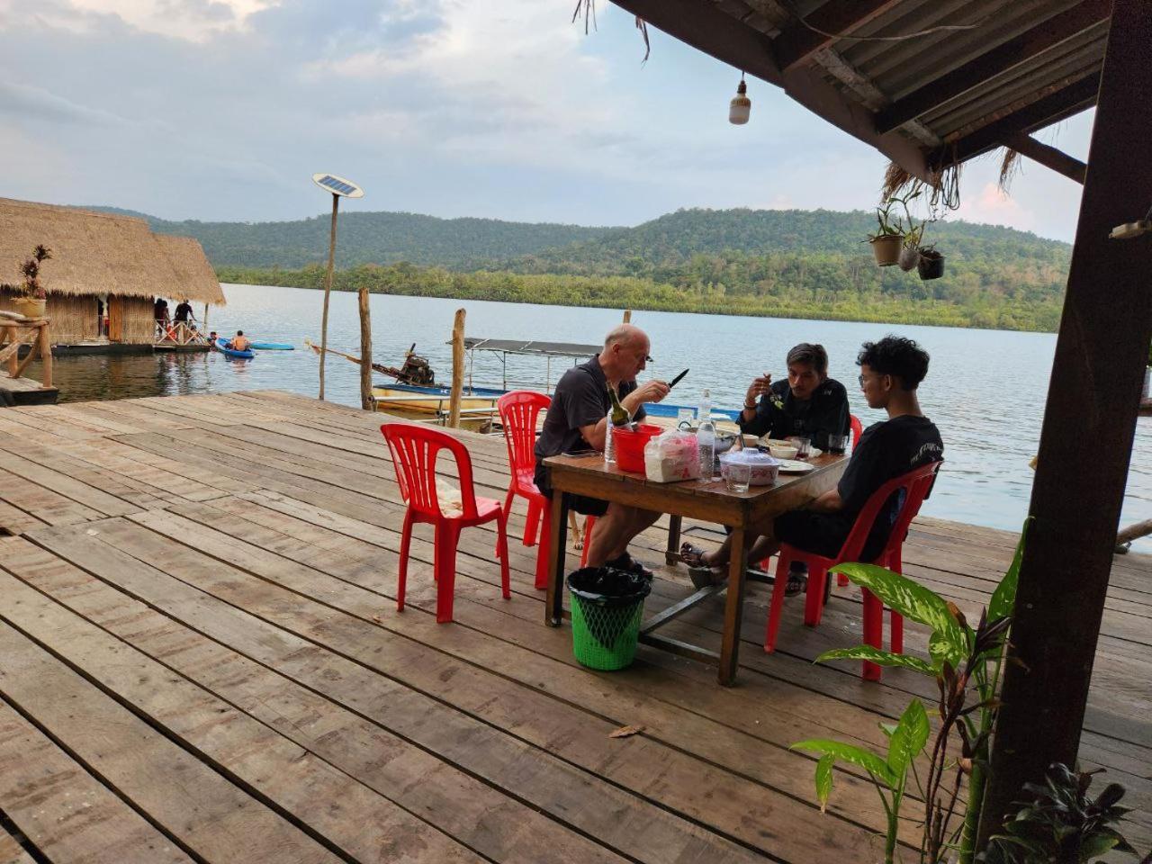 The Floating House Villa Krŏng Kaôh Kŏng Exteriör bild